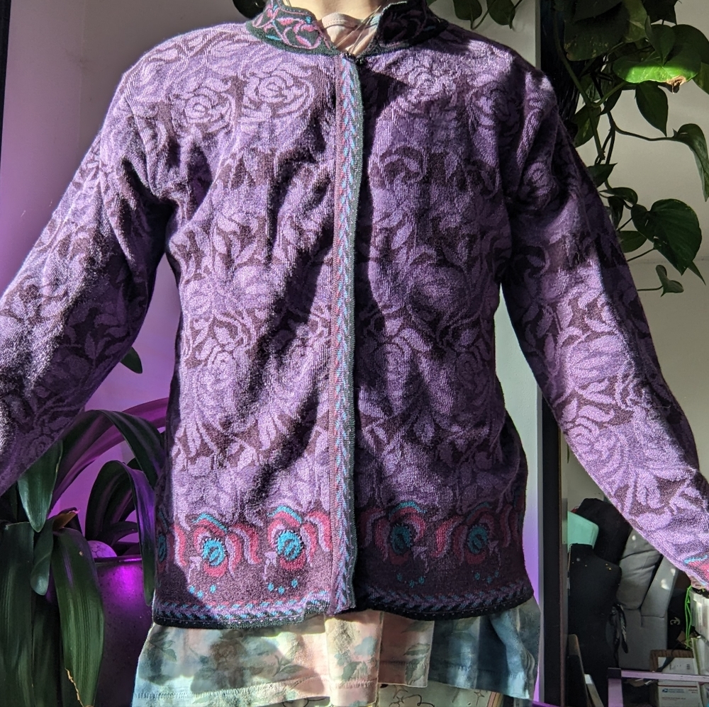 ICELANDIC designs women's medium zip up sweater